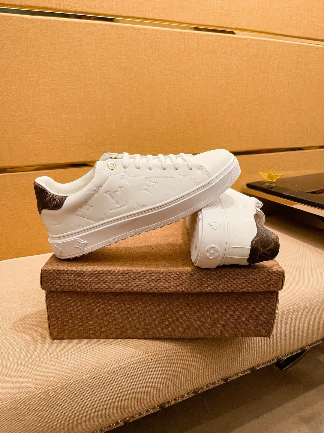 🚘🚘Factory batch 380💰[LV]🔥 Louis Vuitton high-end men's shoes brand official website 1:1 latest masterpiece: the upper is made of first-layer cowhide imported from Italy with a comfortable and breathable lining➕original non-slip and wear-resistant outsole🔥, making walking more convenient and comfortable! An exclusive new model, a stunning work, a beautiful 1:1 replica [color] compared to the official quality! Create a fashionable personality to set off your uniqueness! A must-have for trendy men! Classic 🔥Size: 38-44 Color: 🔥 2⃣️colors available🔥.